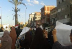 سلسلة بشرية تتحول إلى مسيرة بالشعراء دمياط تندد بالانقلاب العسكرى
