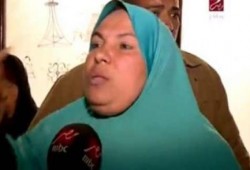 "عبيد البيادة" منى البحيري: "جزمة الشرطة فوق رأسي رغم إصابة ابني" (فيديو)