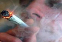 كوارث الإنقلاب.. أمين شرطة يبيع المخدرات بمحافظة أسوان وغياب تام للأمن