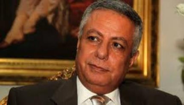 وزير تعليم الانقلاب يوزع الاموال العامة على الضباط المكلفين بحراسته