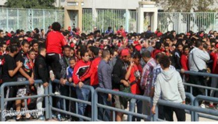 مشادة بين أسر شهداء بورسعيد وأمن النادى الأهلي