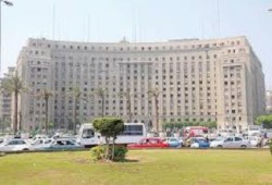 مسلسل الانتحار مستمر في مصر الانقلاب .. عجوز ينتحر من فوق مجمع التحرير !