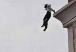 تفاقم ظاهرة الانتحار في عهد السيسي: طالب يلقي بنفسه من الطابق الرابع بالشرقية