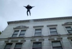 انتحار طالب جامعي قفزا من الدور الرابع بمنزله بالشرقية