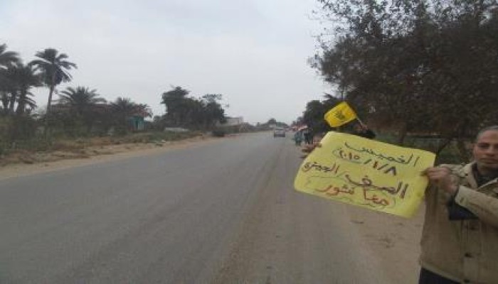 الجيزة: سلسلة بشرية علي طريق قرية ‫‏العطيات‬  ضد حكم العسكر وضد الفاشية العسكرية