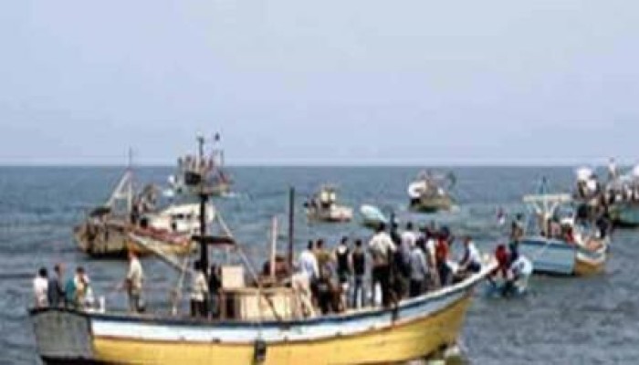 300 صياد من كفر الشيخ يواجهون الموت في عرض البحر .. والانقلاب لا يحرك ساكنا