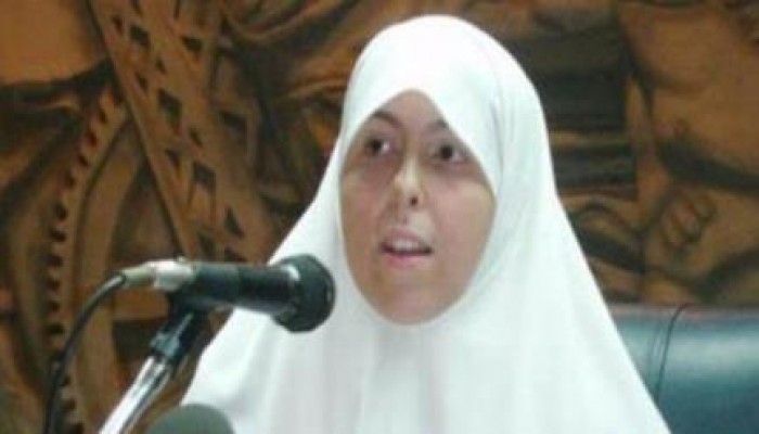 "عائشة الشاطر" للقضاة: ليه خايفين من "مرسي" ؟