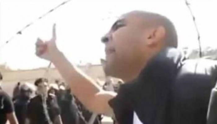 بالفيديو: شاب يواجه ضباط وجنود داخلية الانقلاب