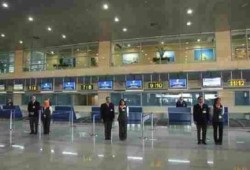 مطار برج العرب يُغلق صالات الاستقبال فى وجه المسافرين رغم الطقس السيء