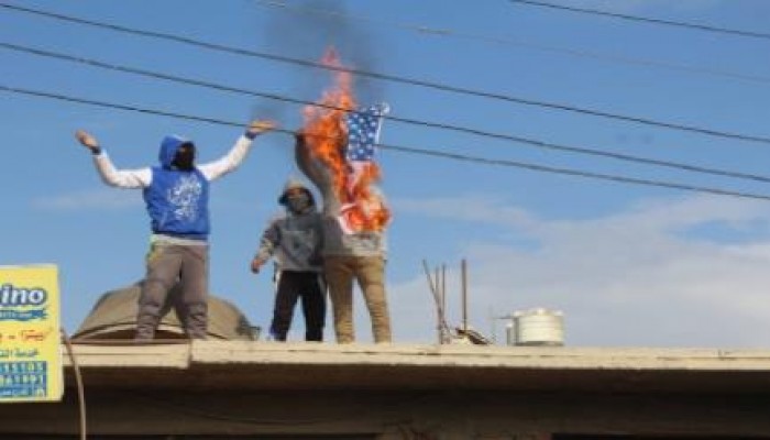 ثوار أبو حماد يحرقون علم أمريكا في جمعة "معا نثور"