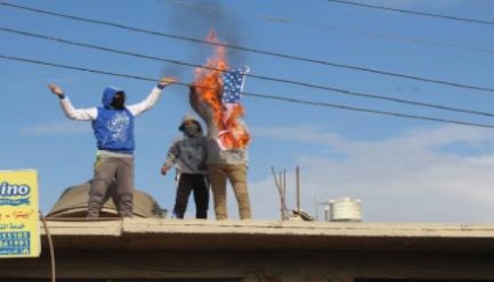 ثوار أبو حماد يحرقون علم أمريكا في جمعة "معا نثور"