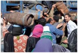 داخلية الانقلاب توزع أنابيب الغاز بالسلاح الآلي في القليوبية