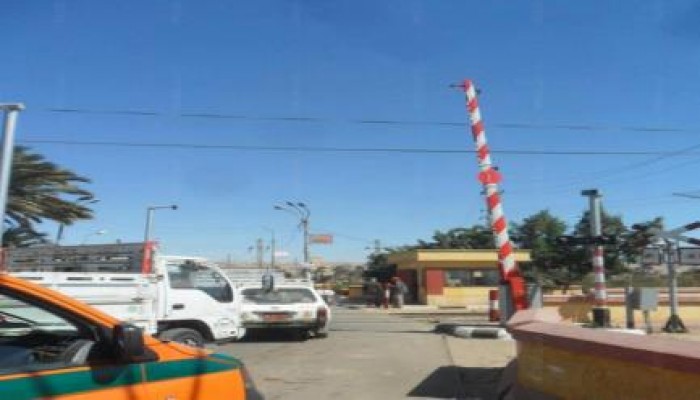 أهالي سوهاج يستغيثون من "مزلقانات الموت"