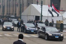 بالصور : السيسي يدخل ويغادر دار القضاء من خيمة "خصوصي" وخناقة بين الشرطة والحرس الجمهوري