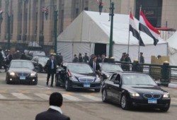 بالصور : السيسي يدخل ويغادر دار القضاء من خيمة "خصوصي" وخناقة بين الشرطة والحرس الجمهوري