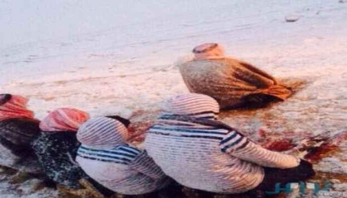 صورة أب وأبنائه يؤدون الصلاة تحت الثلوج.. الأكثر إعجابًا على مواقع التواصل