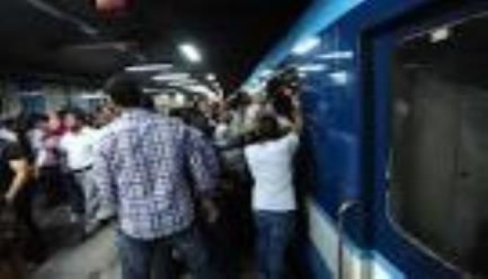 فقط فى مصر الانقلاب : المترو يستعين بـ"بودي جاردات" لدفع الركاب داخل العربات لتفدى الزحام