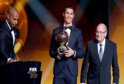 كرستيانو رونالدو  يتوج بلقب أفضل لاعب في العالم للمرة الثالثة في تاريخه