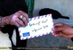 بالصور .. داعش توزع تعويضات مالية على المهجرين برفح