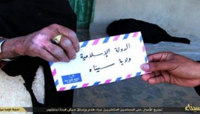 بالصور .. داعش توزع تعويضات مالية على المهجرين برفح