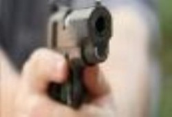 شرطي يقتل نجل صديقه برصاصة طائشة بالرأس