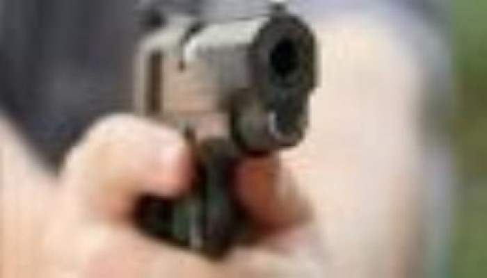 شرطي يقتل نجل صديقه برصاصة طائشة بالرأس