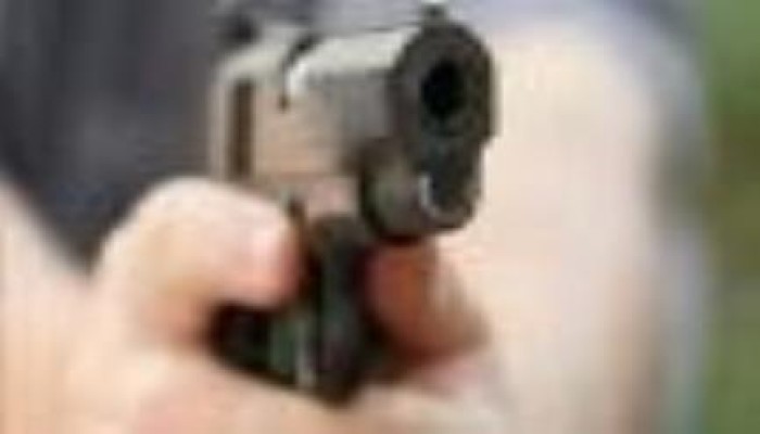 شرطي يقتل نجل صديقه برصاصة طائشة بالرأس