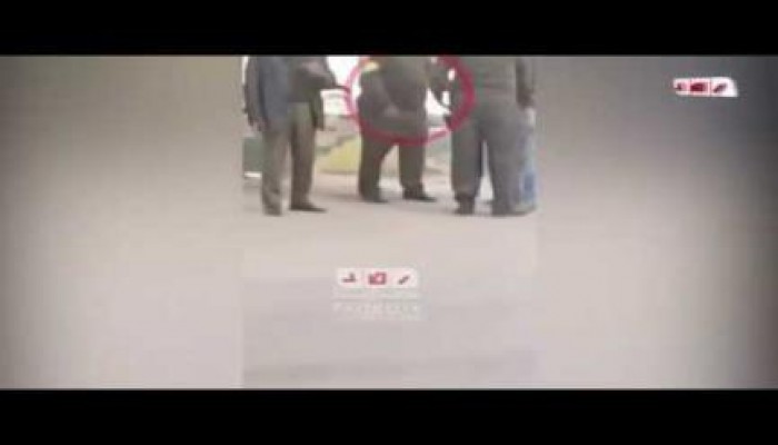 بالفيديو.. رجل مرور يتلقى رشوة من سائق وضح النهار