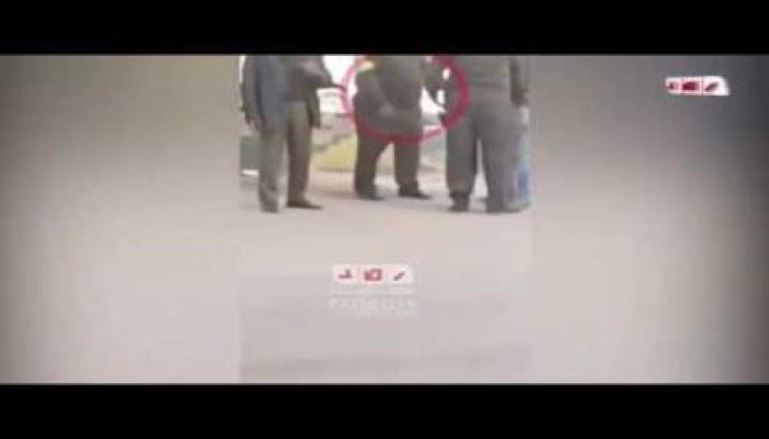 بالفيديو.. رجل مرور يتلقى رشوة من سائق وضح النهار
