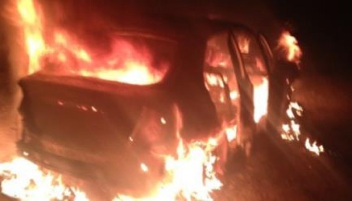 مجهولون يضرمون النار في سيارة أحد التجار الداعمين للشرطة ببني مزار