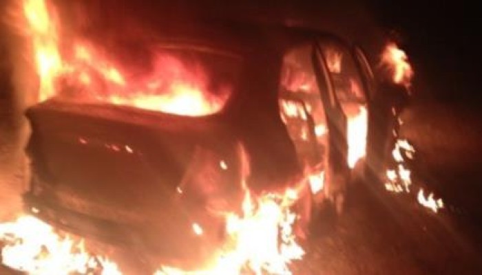 مجهولون يضرمون النار في سيارة أحد التجار الداعمين للشرطة ببني مزار