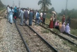 الأهالي يتعرفون على ضحية إهمال المسئولين تحت عجلات قطار سمالوط