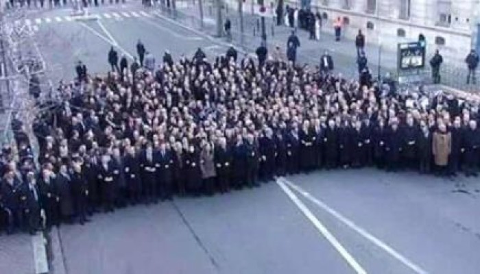 بالصور.. "هآرتس" تفضح خداع فرنسا للعالم في تصوير مسيرة "شارلي إيبدو"