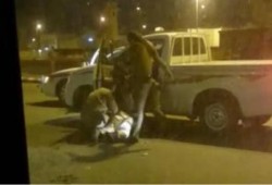غضب بالسعودية بعد ركل شرطي لمواطن (فيديو)