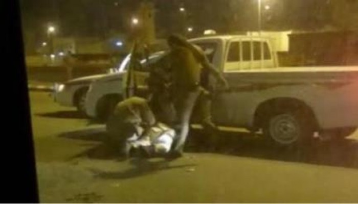 غضب بالسعودية بعد ركل شرطي لمواطن (فيديو)