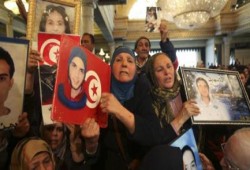 تونس : هتافات أهالي الشهداء تجبر "السبسي" على قطع حفل  عيد الثورة