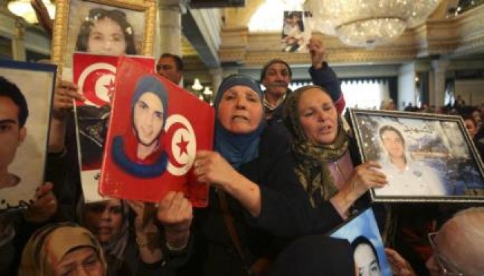 تونس : هتافات أهالي الشهداء تجبر "السبسي" على قطع حفل  عيد الثورة