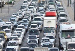 شلل مروري بصلاح سالم بعد حدوث هبوط أرضي أسفل كوبري الفنجري