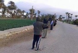 الفيوم: أهالي قصر الجبالي يرفضون الانقلاب العسكري بسلسلة بشرية