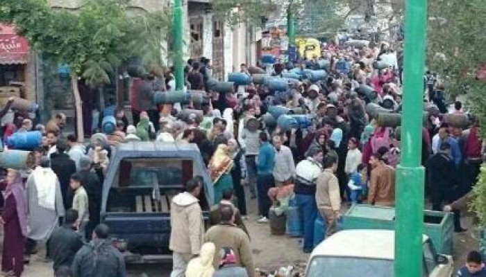 أهالي المحمودية يحاصرون قسم الشرطة حاملين اسطوانات الغاز الفارغة (صور)