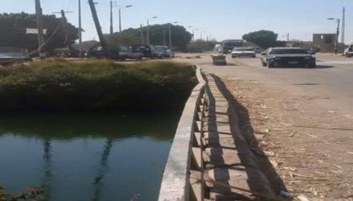 وسط غياب الأمن.. توقف حركة السير بطريق أسوان - القاهرة السريع بعد إنفجار قنبلة صباح اليوم