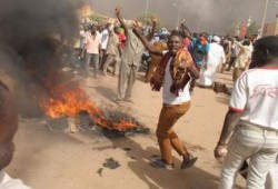 النيجر تحتج على رسوم «شارلي ايبدو» بحرق الكنائس