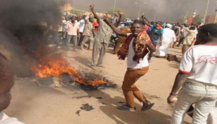 النيجر تحتج على رسوم «شارلي ايبدو» بحرق الكنائس