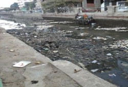 القمامة تتكدس ببحر يوسف في الفيوم