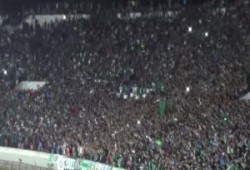 جماهير مغربية تهتف دفاعا عن النبي في مباراة كرة (فيديو)
