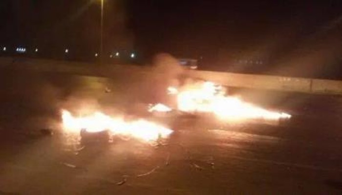 ردا على حكومة الفشل والغلاء: أهالي شبرا يمنعون مرور السيارات على الدائري ويسيطرون عليه