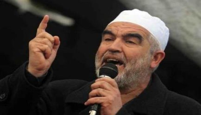 إصابة الشيخ رائد صلاح بعد اعتداء جنود الاحتلال على جنازة شهيد