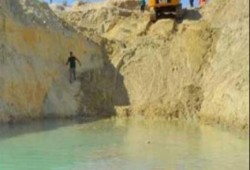 حادثة حفر قناة الفنكوش:  الإسعاف تصل للمكان..  والعمال: فقدنا زملائنا ولم نعثر عليهم