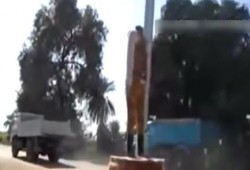 بالفيديو .. الأهالي يحطمون تمثال للسيسي في الأقصر