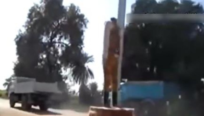 بالفيديو .. الأهالي يحطمون تمثال للسيسي في الأقصر